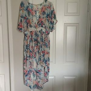 Hi-low flutter sleeve top